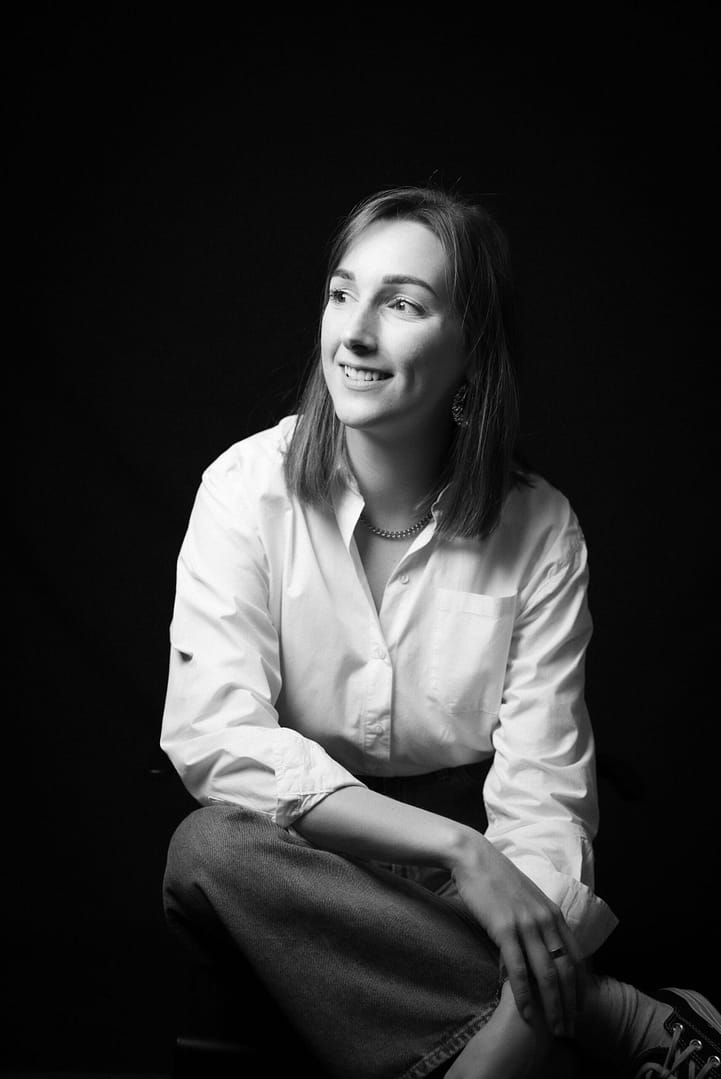 Photographie Laura Tran en noir et blanc, spécialiste en rédaction seo